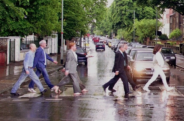 Jedna z parodií Beatles přecházejících silnici. Jedna z parodií Beatles přecházejících silnici.