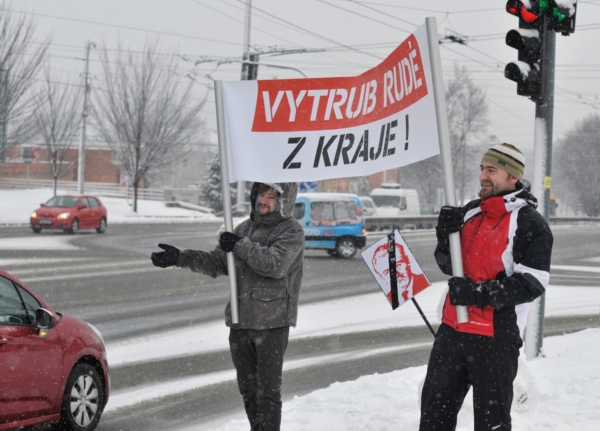 Lidé s transparenty "Vytrub rudé z kraje" vybízeli řidiče k zatroubení.