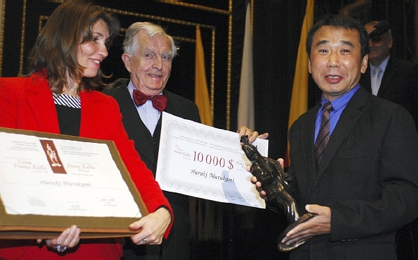 Haruki Murakami v roce 2006 navštívil Prahu a převzal zde literární cenu Franze Kafky. Haruki Murakami v roce 2006 navštívil Prahu a převzal zde literární cenu Franze Kafky.