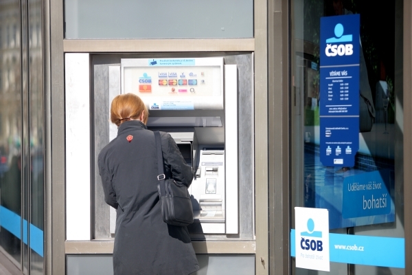 V Česku loni přibyly přes dvě stovky bankomatů.