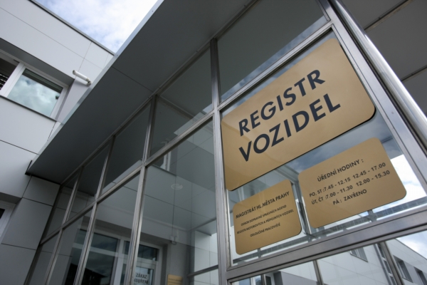 Muž na registru vozidel v Říčanech napadl úřednici za přepážkou a strážníka (ilustrační foto). Muž na registru vozidel v Říčanech napadl úřednici za přepážkou a strážníka (ilustrační foto).