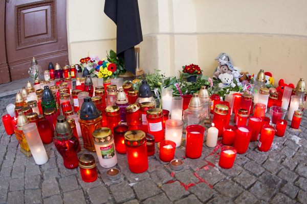 Pietní místo u městského úřadu ve Frenštátu pod Radhoštěm se stále plní svíčkami.