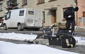 Policisté se okamžitě pustili do vyšetřování loupeže. Firma Loomis, které byly peníze odcizeny, nechce zveřejnit výši uloupené částky.