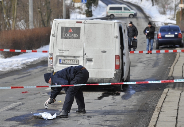 Při přepadení nebyl nikdo zraněn. Při přepadení nebyl nikdo zraněn.