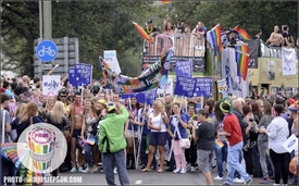 Ve městě se každý rok koná přehlídka Brighton Pride.