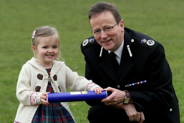 Diplom předal malé Rowan policejní prezident David Strang.