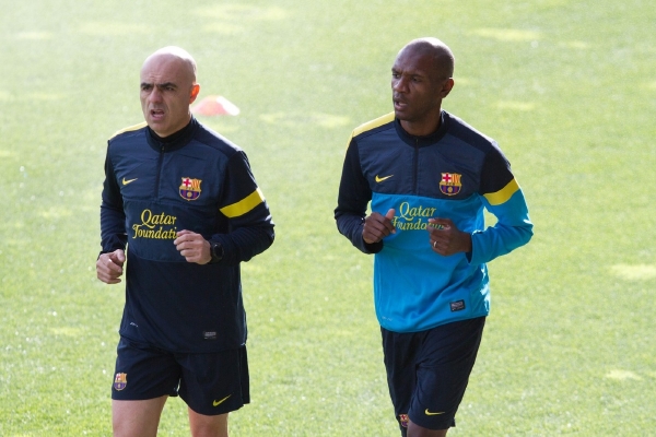 Éric Abidal (vpravo) se může vrátit do sestavy Barcelony.