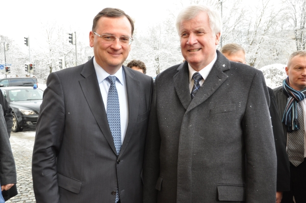 Premiér Petr Nečas (vlevo) s německým ministerským předsedou Horstem Seehoferem. Premiér Petr Nečas (vlevo) s německým ministerským předsedou Horstem Seehoferem.