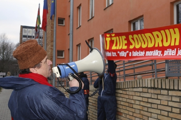 Lidé protestují proti koalici tvořenou ČSSD a KSČM. Lidé protestují proti koalici tvořenou ČSSD a KSČM.