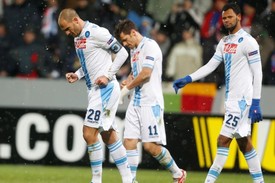 Jako spráskaní psi odcházeli z plzeňského hřiště fotbalisté Neapole.