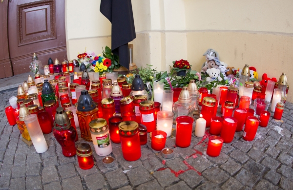 Lidé v dobré víře posílají peníze na pomoc obětem ve Frenštátu, peníze však skončí ve špatných rukou (ilustrační foto). Lidé v dobré víře posílají peníze na pomoc obětem ve Frenštátu, peníze však skončí ve špatných rukou (ilustrační foto).