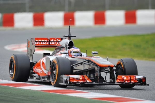 Jenson Button s novým monopostem McLarenu MP4-28.