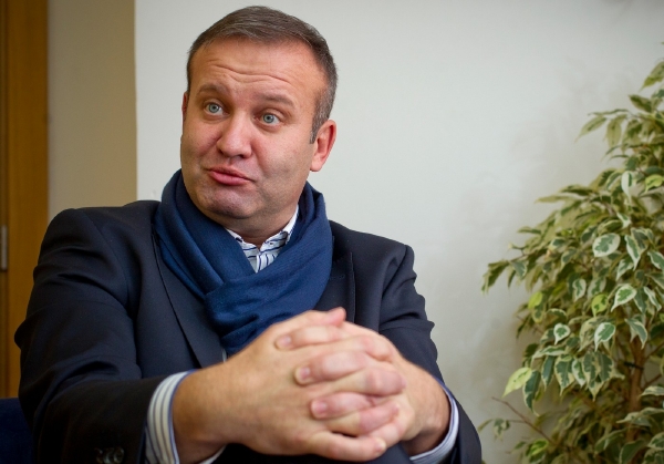 Robert Ledvinka nedostatečně zdrojoval svou dizertační práci.. 