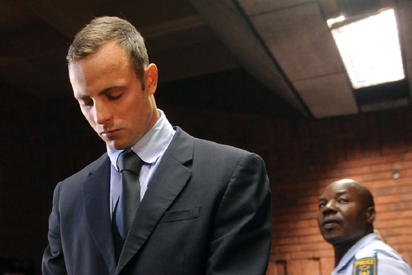 Oscar Pistorius u jihoafrického soudu.