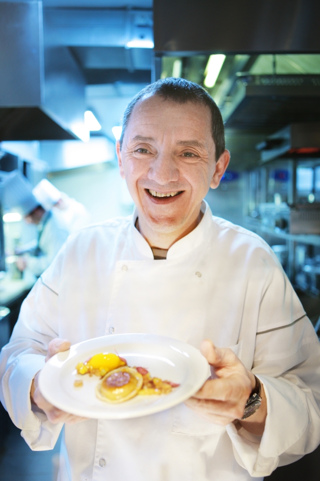 Michel del Burgo se netají tím, že si klidně dá hamburger. Do podniků jako je McDonald ho ale nedostanete.