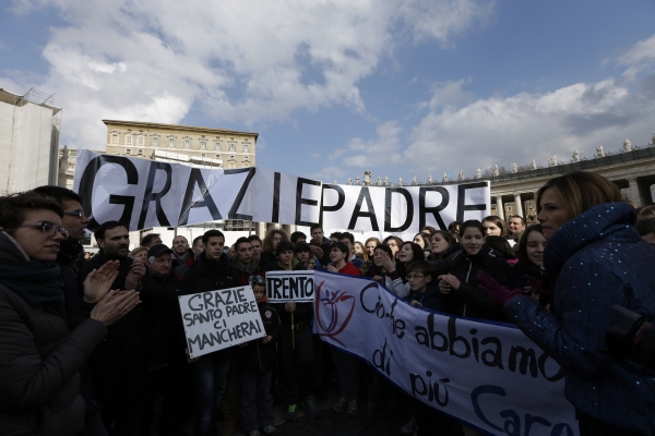 "Děkujeme, otče", stálo na transparentu, kterým se věřící loučili s Benediktem XVI. "Děkujeme, otče", stálo na transparentu, kterým se věřící loučili s Benediktem XVI.
