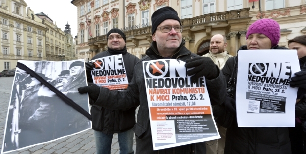 Demonstrace je společnou akcí občanských protikomunistických iniciativ, z nichž většina vznikla po loňských krajských volbách.