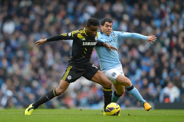 Carlos Tevez u Manchesteru City (vpravo) v souboji s Mikelem z Chelsea.