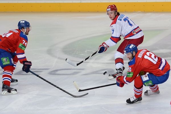 Kapitán Novotný (vpravo) v souboji s CSKA.