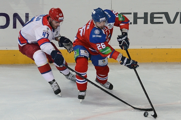 Michal Řepík z celku Lev Praha (vpravo) a Alexandr Radulov z CSKA Moskva.