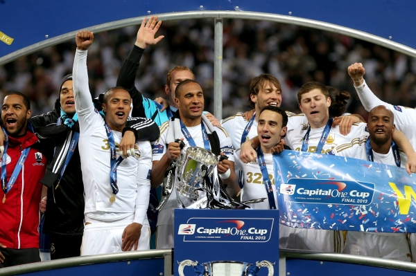 Fotbalisté Swansea se radují z triumfu v Ligovém poháru.