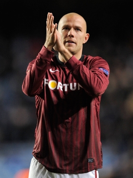 Roman Bednář po zápase děkuje fanouškům.