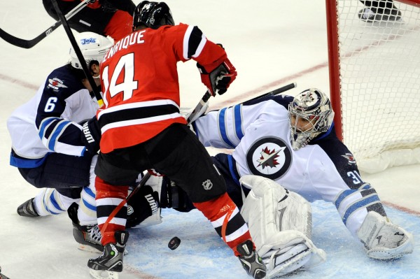 Brankář Ondřej Pavelec vychytal výhru Winnipegu.
