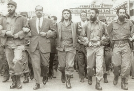 Castro (vlevo), Che Guevara (uprostřed) a další revolucionáři pochodují roku 1960 Havanou. Castro (vlevo), Che Guevara (uprostřed) a další revolucionáři pochodují roku 1960 Havanou.