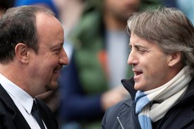Trenér Chelsea Rafael Benítez (vlevo) a jeho sok Roberto Mancini z Manchesteru City.