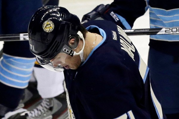 Ruský hokejový útočník Pittsburghu Jevgenij Malkin utrpěl otřes mozku a krátkodobou ztrátu paměti. Ruský hokejový útočník Pittsburghu Jevgenij Malkin utrpěl otřes mozku a krátkodobou ztrátu paměti.