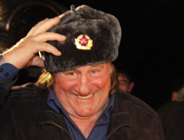 Sluší? Depardieu po příletu do Čečenska.
