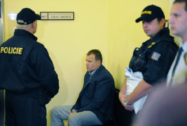 Bývalý náměstek ministra práce Vladimír Šiška dohodil zakázku na vyplácení sociálních dávek společnosti Fujitsu Technology Solutions. Policie si ho odvedla v poutech. Bývalý náměstek ministra práce Vladimír Šiška dohodil zakázku na vyplácení sociálních dávek společnosti Fujitsu Technology Solutions. Policie si ho odvedla v poutech.