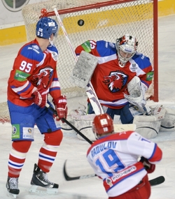Lev inkasuje.