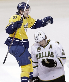 Roman Josi (ve žlutém) zaznamenal proti Dallasu čtyři body a zařídil výhru Nashvillu 5:4.