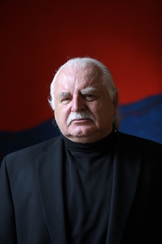 Napjaté vztahy Černého a bývalého ředitele Národní galerie Milana Knížáka jsou známé.