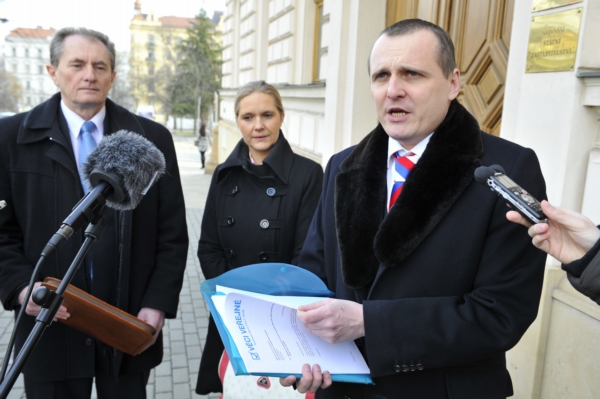 Zleva jsou poslanec VV Josef Novotný, místopředsedkyně strany Petra Quittová a předseda VV Vít Bárta.