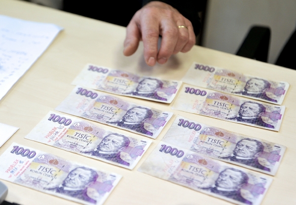 Českých bankovek a mincí bylo loni zadrženo 3586, meziročně takřka o 1000 kusů méně (ilustrační foto).