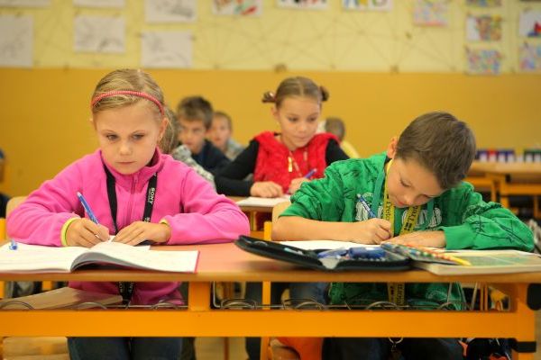ČSSD představila další změny pro školáky. Pokud vyhraje volby, chce apelovat na školy, aby posunuly vyučování až na devátou ráno.