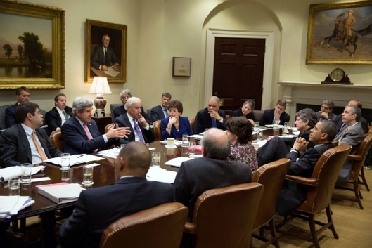 Kerry s Obamou a jeho poradci v Bílém domě. Kerry s Obamou a jeho poradci v Bílém domě.