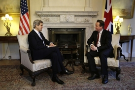 Kerry s britským premiérem Cameronem.