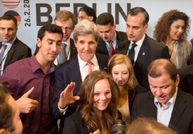 Kerry se studenty v Berlíně.