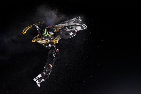 Heath Frisby skočil jako první na světě frontflip se sněžným skútrem.