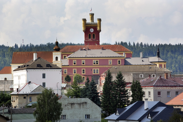 Mírov je věznice se zvýšenou ostrahou, v níž jsou vězněni nejnebezpečnější vězni České republiky. Mírov je věznice se zvýšenou ostrahou, v níž jsou vězněni nejnebezpečnější vězni České republiky.