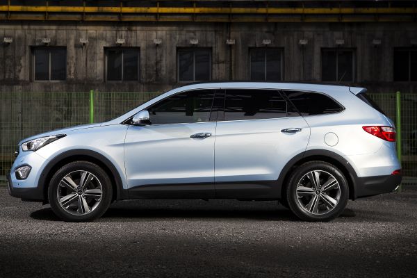 Hyundai Grand Santa Fe sice povyrostl, ale na svém dynamickém vzhledu nic neztratil. Hyundai Grand Santa Fe sice povyrostl, ale na svém dynamickém vzhledu nic neztratil.