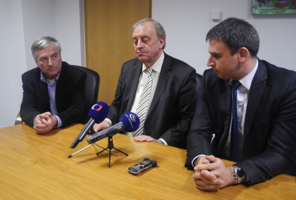 Václav Kučera (vlevo), šéf jihočeských komunistů Petr Braný (uprostřed), jihočeský hejtman Jiří Zimola. Václav Kučera (vlevo), šéf jihočeských komunistů Petr Braný (uprostřed), jihočeský hejtman Jiří Zimola.