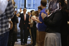 Kerry s berlínskými studenty. Kerry jako dítě v Berlíně žil.