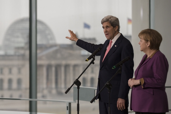 Kerry a Merkelová mají z kancléřství výhled na Říšský sněm. Kerry a Merkelová mají z kancléřství výhled na Říšský sněm.
