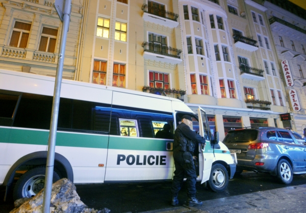Kvůli zásahu policie načas uzavřela ulici pro automobilovou dopravu. Kvůli zásahu policie načas uzavřela ulici pro automobilovou dopravu.