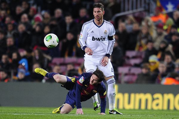 Sergio Ramos připravil o balon Lionela Messiho. Sergio Ramos připravil o balon Lionela Messiho.