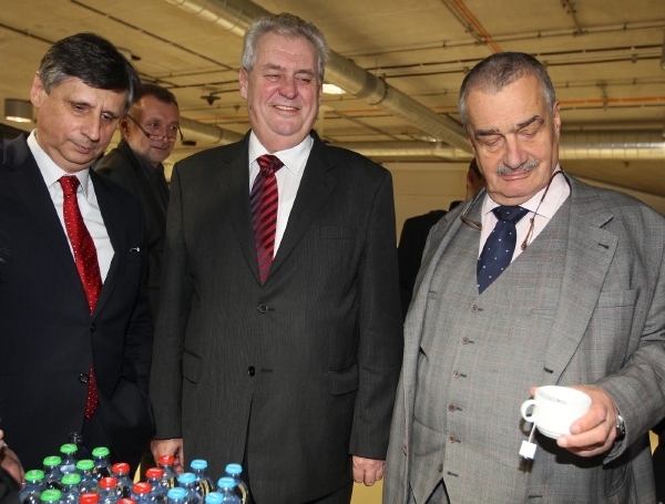 Hodlá Zeman odměnit Fischera za podporu před druhým kolem? Schwarzenberg bude zásadně proti. Hodlá Zeman odměnit Fischera za podporu před druhým kolem? Schwarzenberg bude zásadně proti.